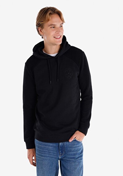 صورة من تي شيرت رجالي أسود بأكمام طويلة مقنعين عادي