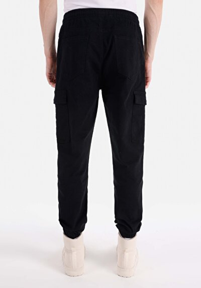 صورة من نحيف الخصر مطاطي الساق رجالي السراويل السوداء