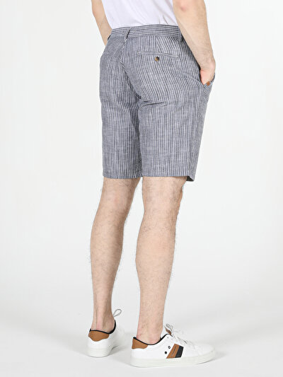 صورة من أزرق للرجال شورت