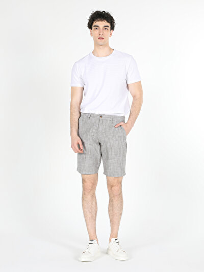 صورة من كاكي للرجال شورت