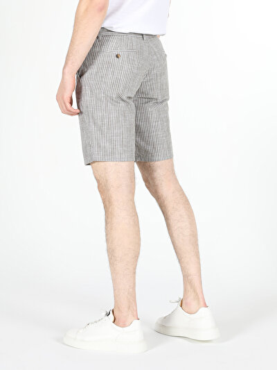 صورة من كاكي للرجال شورت