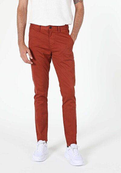 صورة من أحمر للرجال بناطيل