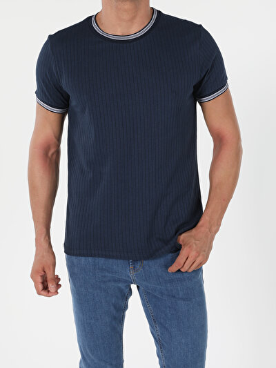 صورة من أزرق بحري للرجال تي شيرت كم طويل