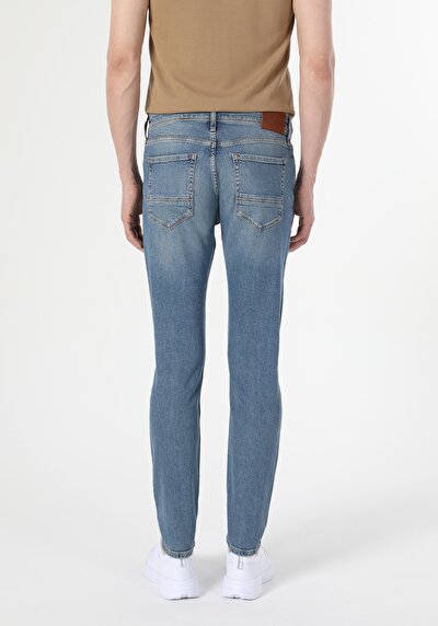 صورة من دينيم للرجال بناطيل