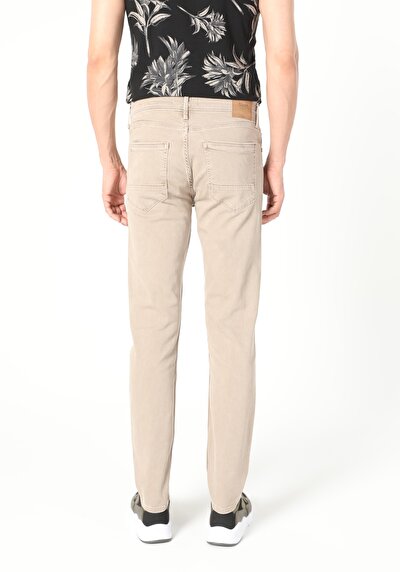 صورة من دينيم للرجال بناطيل