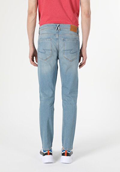 صورة من دينيم للرجال بناطيل