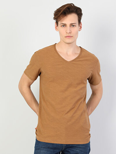 صورة من بني للرجال تي شيرت بأكمام قصيرة