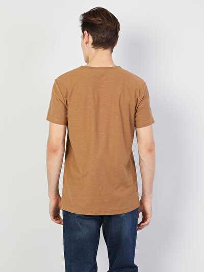 صورة من بني للرجال تي شيرت بأكمام قصيرة