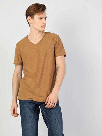 صورة من بني للرجال تي شيرت بأكمام قصيرة