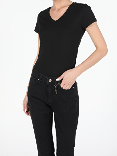 صورة من أسود للنساء تي شيرت بأكمام قصيرة