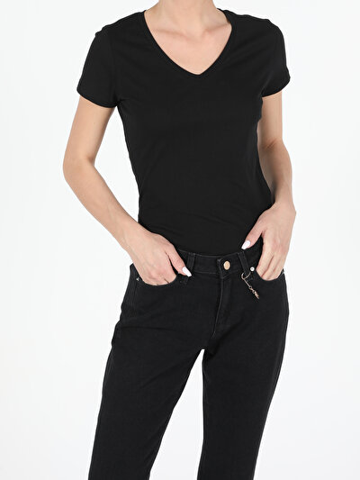 صورة من أسود للنساء تي شيرت بأكمام قصيرة