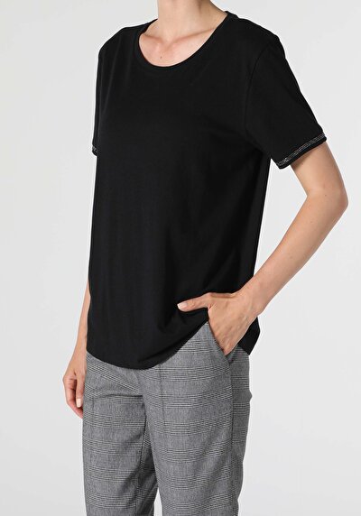 صورة من أسود للنساء تي شيرت بأكمام قصيرة