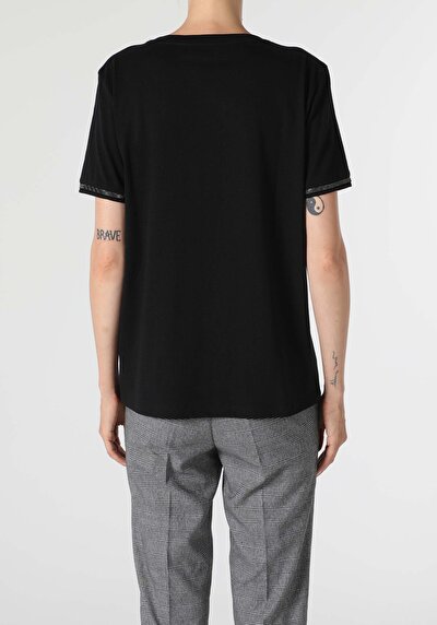 صورة من أسود للنساء تي شيرت بأكمام قصيرة