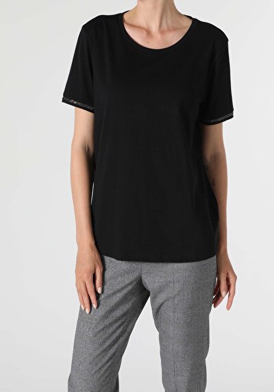 صورة من أسود للنساء تي شيرت بأكمام قصيرة