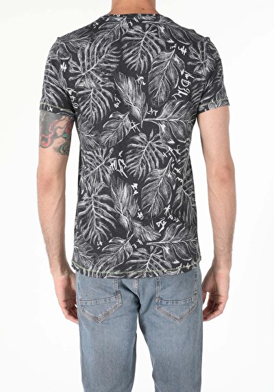 صورة من أنتراسيت للرجال تي شيرت بأكمام قصيرة