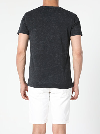 صورة من أسود للرجال تي شيرت بأكمام قصيرة