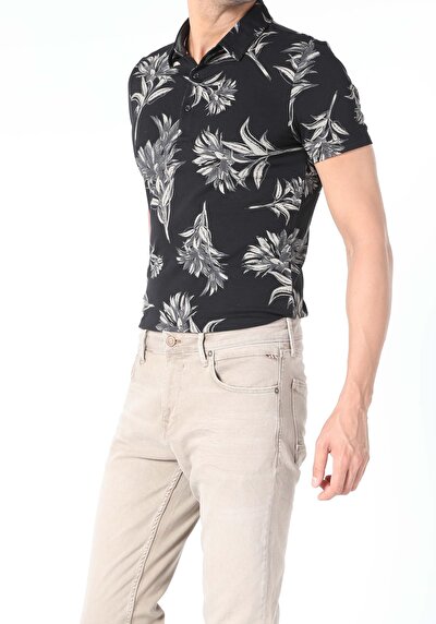 صورة من أسود للرجال قميص بولو  كم قصير