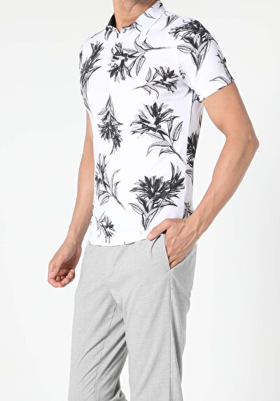 صورة من أبيض للرجال قميص بولو  كم قصير