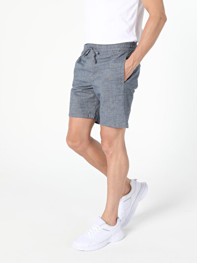 صورة من أزرق للرجال شورت