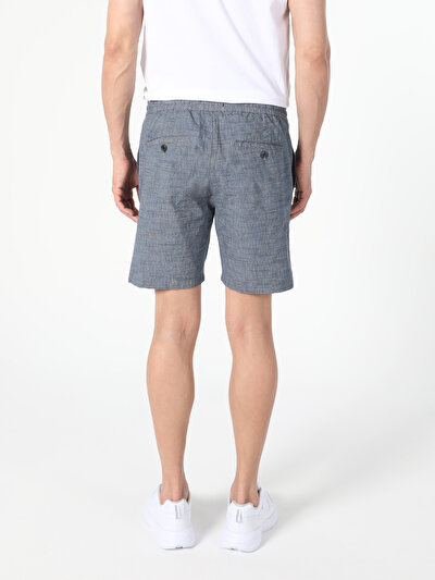 صورة من أزرق للرجال شورت