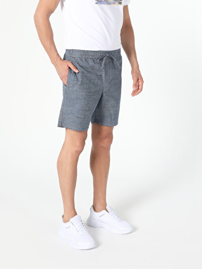 صورة من أزرق للرجال شورت