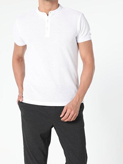 صورة من أبيض للرجال قميص بولو كم قصير