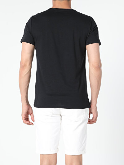 صورة من أسود للرجال تي شيرت بأكمام قصيرة