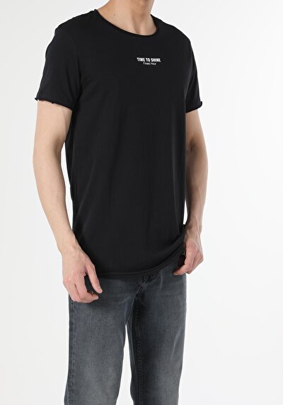 صورة من أسود للرجال تي شيرت بأكمام قصيرة