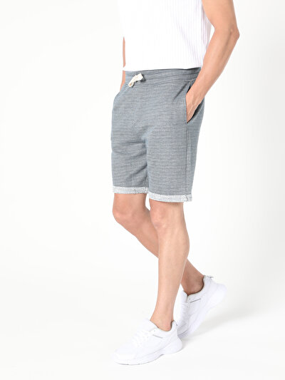 صورة من أزرق للرجال شورت