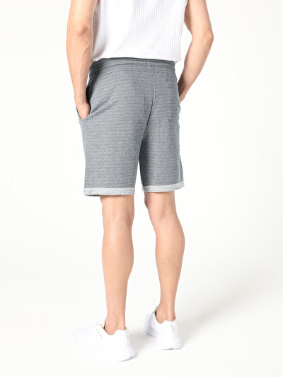 صورة من أزرق للرجال شورت