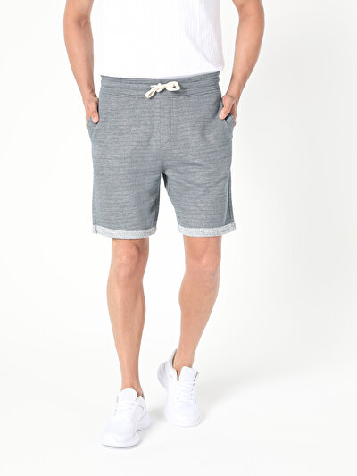 صورة من أزرق للرجال شورت