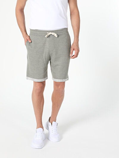 صورة من أخضر للرجال شورت