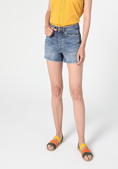 صورة من دينيم للنساء شورت