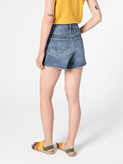 صورة من دينيم للنساء شورت