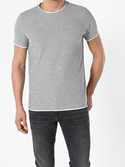 صورة من رمادي للرجال تي شيرت بأكمام قصيرة