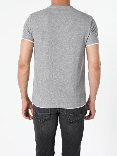 صورة من رمادي للرجال تي شيرت بأكمام قصيرة