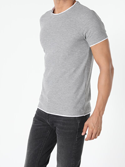 صورة من رمادي للرجال تي شيرت بأكمام قصيرة