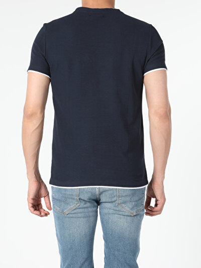 صورة من أزرق بحري للرجال تي شيرت بأكمام قصيرة