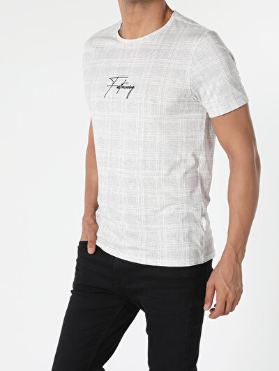 صورة من رمادي للرجال تي شيرت بأكمام قصيرة