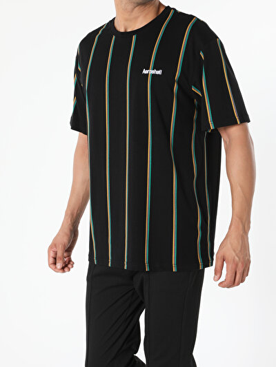 صورة من أسود للرجال تي شيرت بأكمام قصيرة