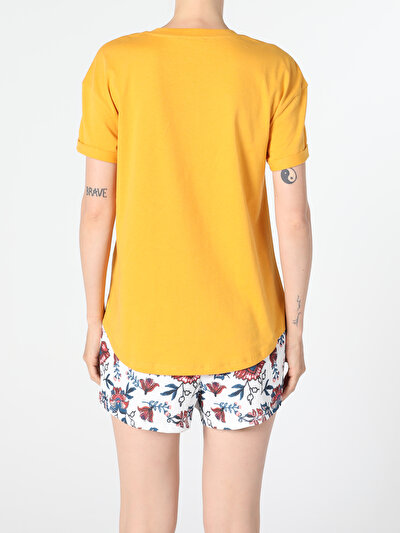 صورة من أصفر للنساء تي شيرت بأكمام قصيرة