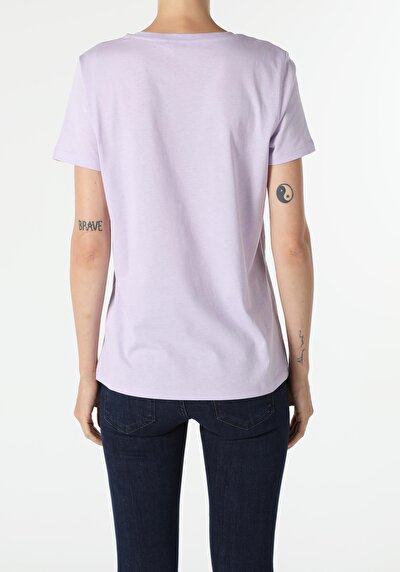 صورة من أرجواني للنساء تي شيرت بأكمام قصيرة