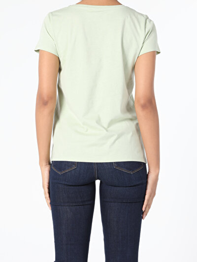 صورة من للنساء تي شيرت بأكمام قصيرة