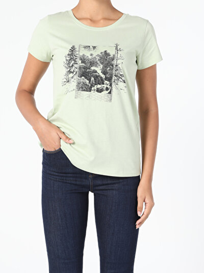 صورة من للنساء تي شيرت بأكمام قصيرة