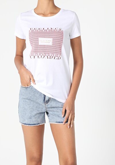 صورة من أبيض للنساء تي شيرت بأكمام قصيرة