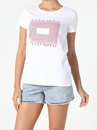 صورة من أبيض للنساء تي شيرت بأكمام قصيرة