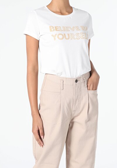 صورة من أبيض للنساء تي شيرت بأكمام قصيرة