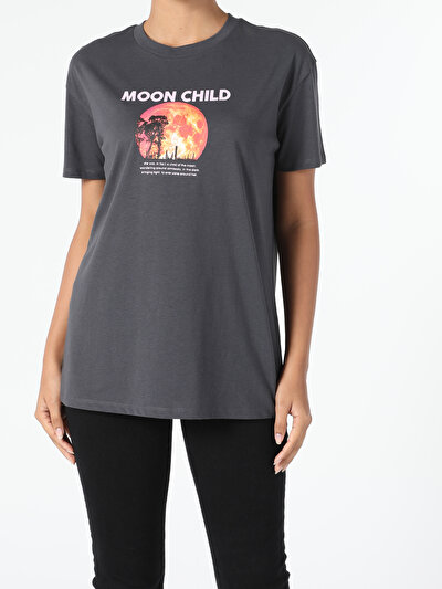 صورة من أنتراسيت للنساء تي شيرت بأكمام قصيرة