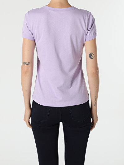 صورة من أرجواني للنساء تي شيرت بأكمام قصيرة