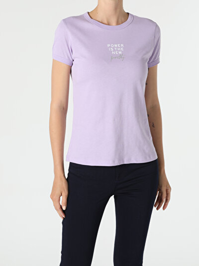 صورة من أرجواني للنساء تي شيرت بأكمام قصيرة